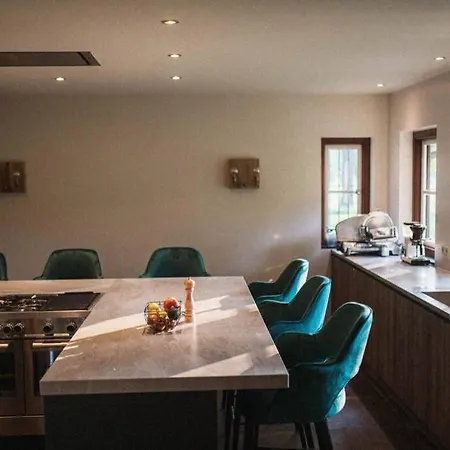 The Annex Retreat - A Luxury Countryside Vila *